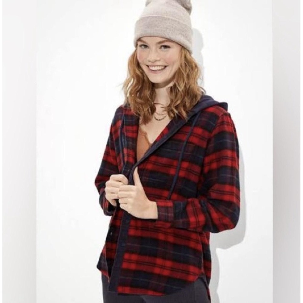 American Eagle Shacket M Red Plaid Button up Hoodie Thick Flannel LumberJane Top